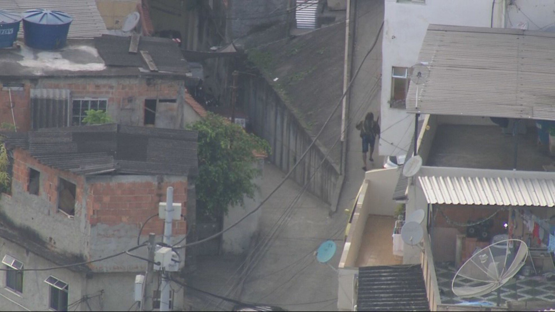 Bandidos circulam armados no Morro da Mangueira, Zona Norte - Reprodução/ TV Globo
