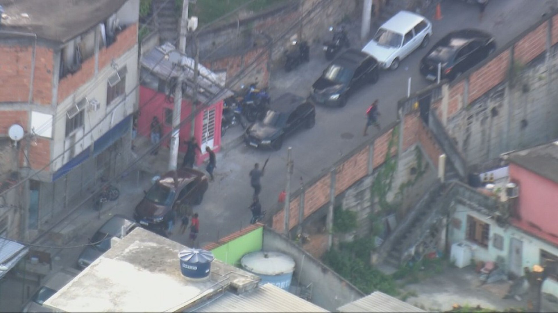 Bandidos se movimentam armados no Morro da Mangueira, Zona Norte do Rio - Reprodução/ TV Globo