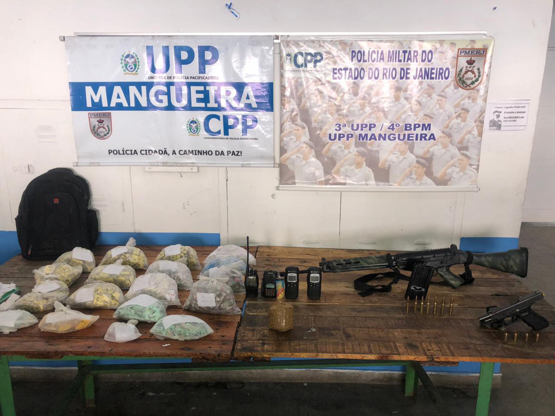 Polícia apreende drogas e armas na Mangueira, Zona Norte do Rio - Divulgação
