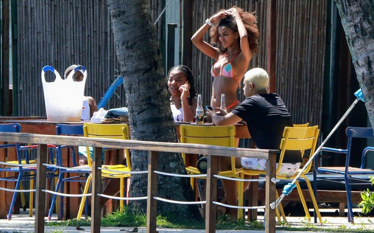 Ludmilla curte dia de sol na praia da Barra