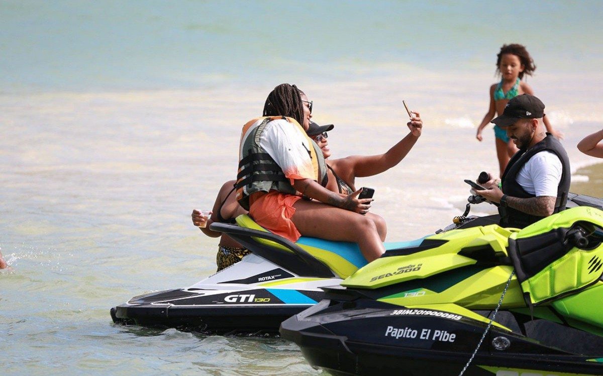 Ludmilla curte dia de sol na praia da Barra