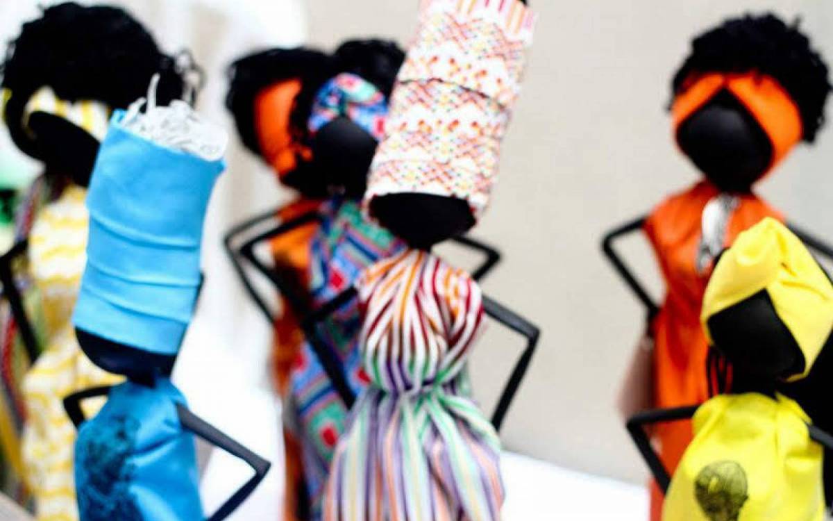 Bonecas Ahosis produzidas por artesãs no Instituto Onikoja