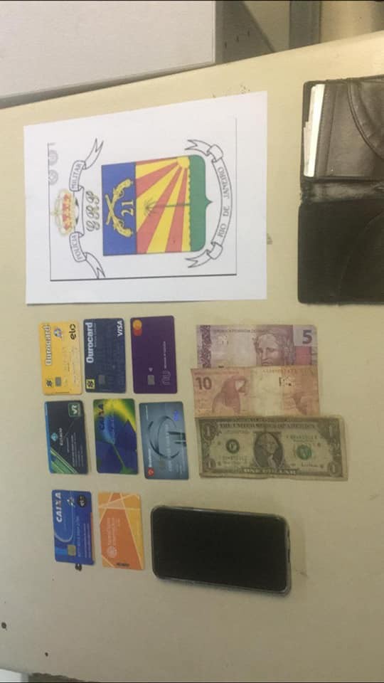 Na ação, foi recuperado um celular, 15 reais, um dólar e 8 cartões de diversos.  - Divulgação/21ºBPM