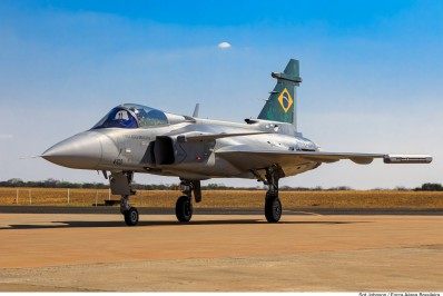 Lula desembarca em fábrica da Embraer para inaugurar linha dos caças Gripen