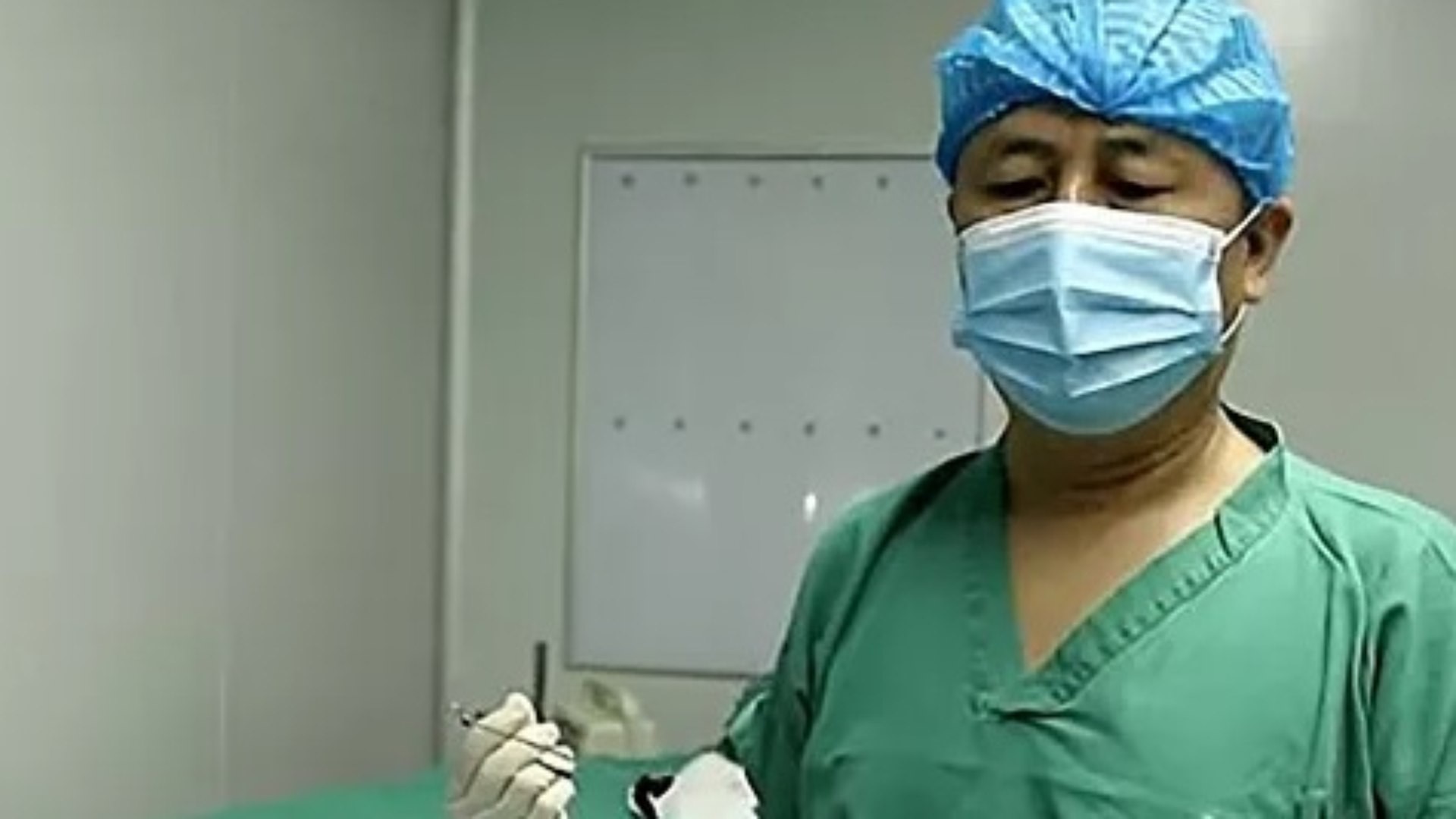 Foto da remo&ccedil;&atilde;o do sanguessuga da cabe&ccedil;a da crian&ccedil;a