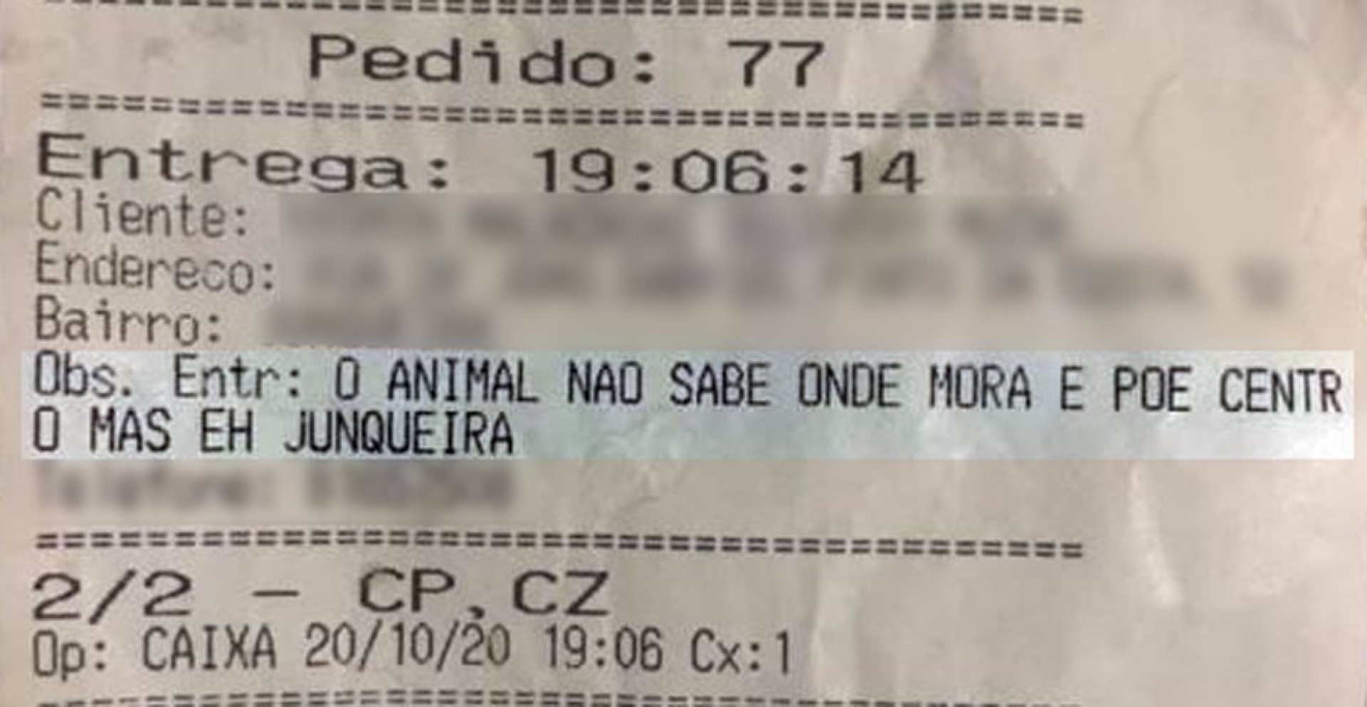 Caixa é demitido após escrever ofensa a cliente: 'O animal não sabe onde mora'