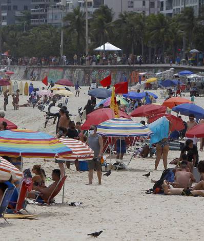 Banhistas estão autorizados a ocupar a faixa de areia das praias