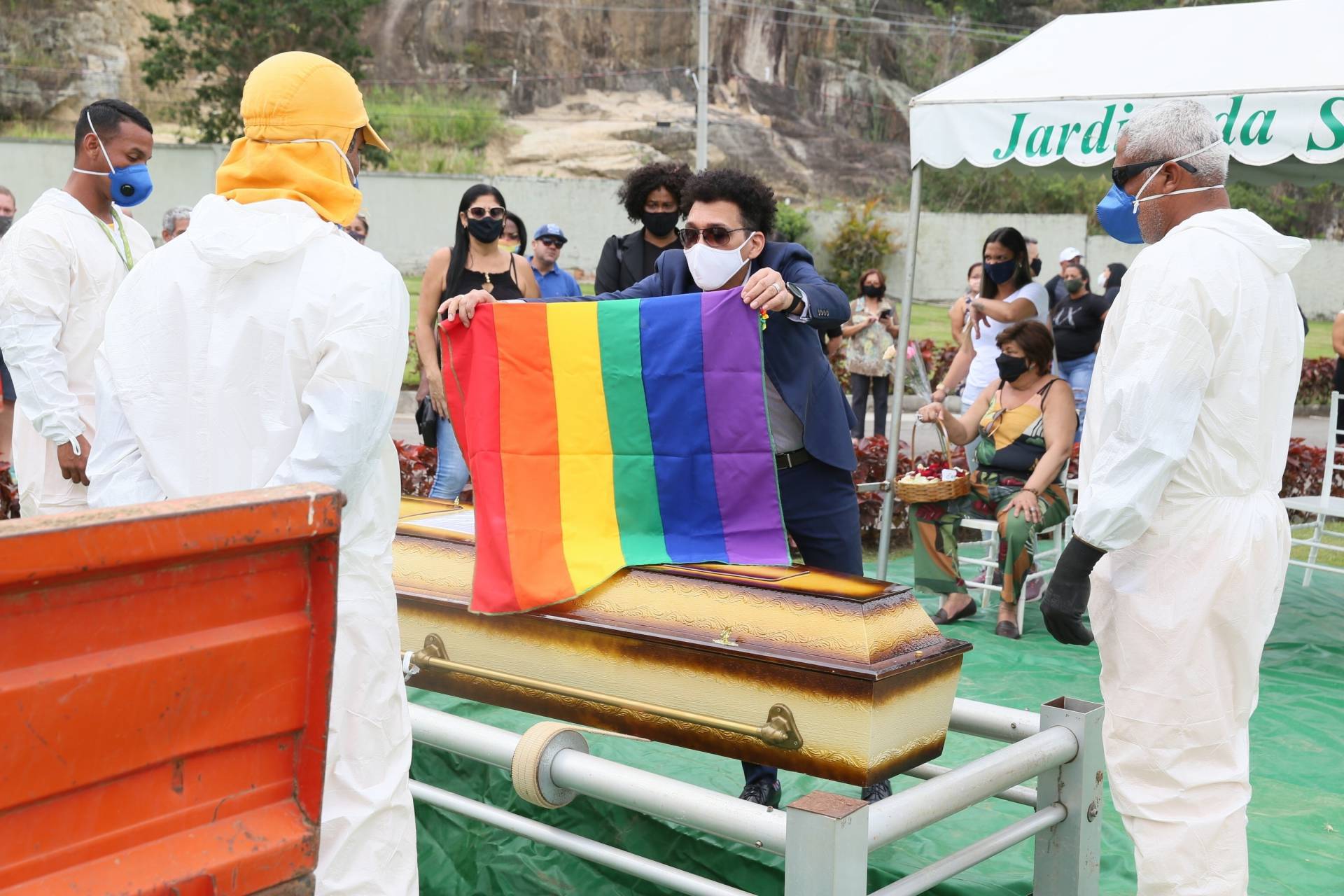 {'nm_midia_inter_thumb1':'https://odia.ig.com.br/_midias/jpg/2020/10/24/120x80/1_agn_2021653_012-20330166.jpg', 'id_midia_tipo':'2', 'id_tetag_galer':'', 'id_midia':'5f949099698e5', 'cd_midia':20330166, 'ds_midia_link': 'https://odia.ig.com.br/_midias/jpg/2020/10/24/agn_2021653_012-20330166.jpg', 'ds_midia': 'AGN_2021653 - *EXCLUSIVO* RIO DE JANEIRO, BRASIL  - Vel&oacute;rio e enterro Jane de Castro ( Fotos Anderson Borde / AgNews  )

Pictured: Vel&oacute;rio e enterro Jane de Castro

AgNews 24 OUTUBRO 2020 

BYLINE MUST READ: Anderson Borde / AgNews

Xico Silva
telefone: (21) 98240-2501
email: agnews.fotografia@gmail.com
      Caption', 'ds_midia_credi': 'Anderson Borde / AgNews', 'ds_midia_titlo': 'AGN_2021653 - *EXCLUSIVO* RIO DE JANEIRO, BRASIL  - Vel&oacute;rio e enterro Jane de Castro ( Fotos Anderson Borde / AgNews  )

Pictured: Vel&oacute;rio e enterro Jane de Castro

AgNews 24 OUTUBRO 2020 

BYLINE MUST READ: Anderson Borde / AgNews

Xico Silva
telefone: (21) 98240-2501
email: agnews.fotografia@gmail.com
      Caption', 'cd_tetag': '61', 'cd_midia_w': '1920', 'cd_midia_h': '1280', 'align': 'Left'}