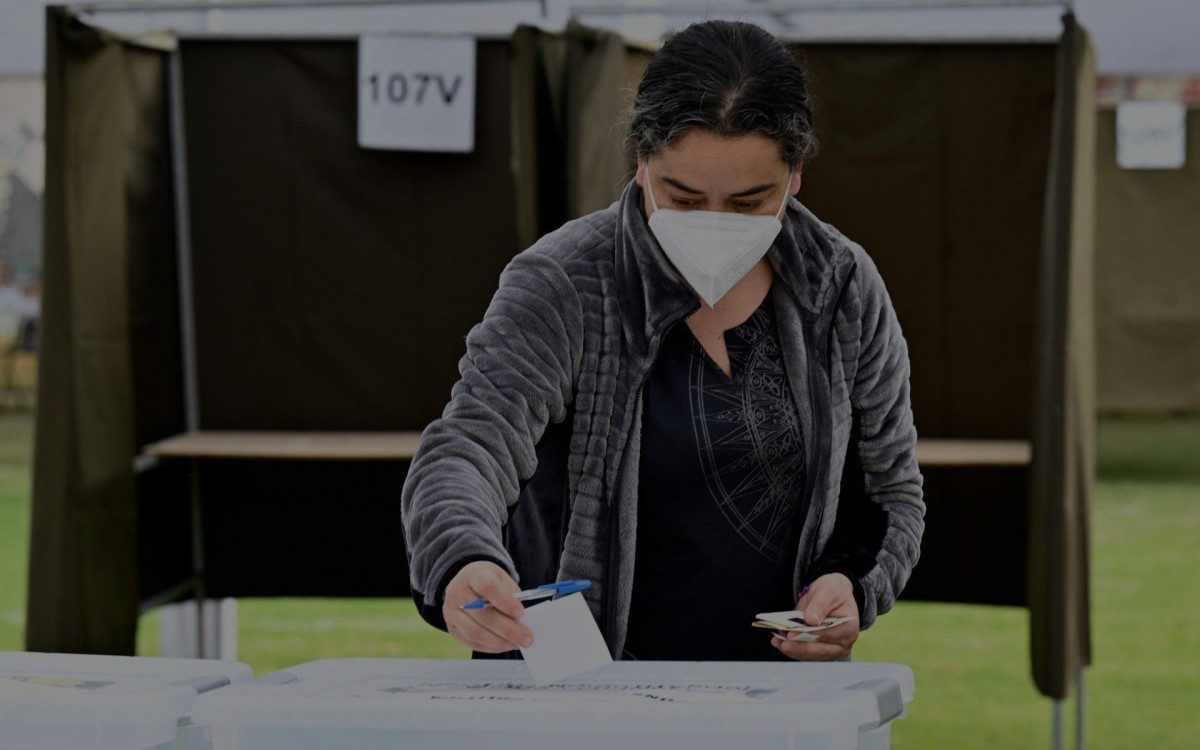 Uma mulher chilena d&aacute; seu voto em uma se&ccedil;&atilde;o eleitoral em Santiago, capital do Chile, neste domingo