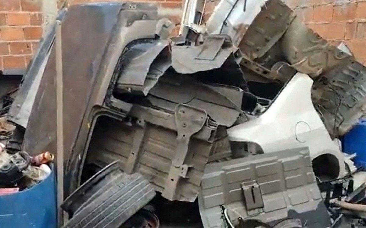 V&aacute;rias pe&ccedil;as de carros foram encontradas  - Divulgação / Polícia Militar