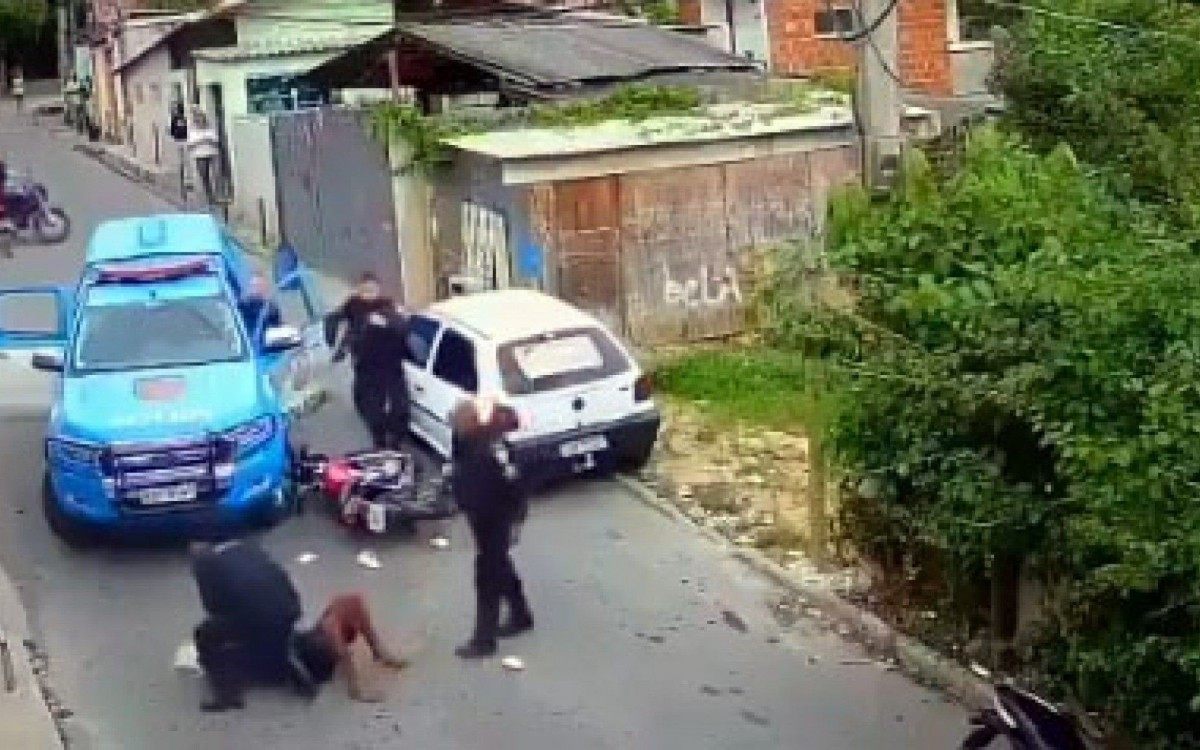 Vídeo Motociclista é Agredido Por Pms Após Colidir Com Moto Em Viatura