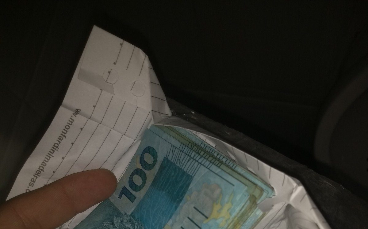 Gustavo guardou notas em um papel e fez um falso curativo