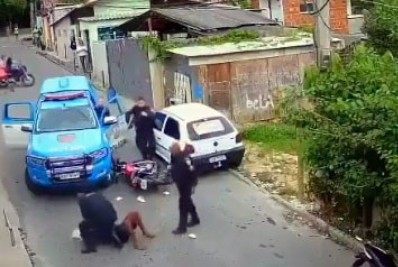 V&iacute;deo: motociclista &eacute; agredido por PMs ap&oacute;s colidir com moto em viatura