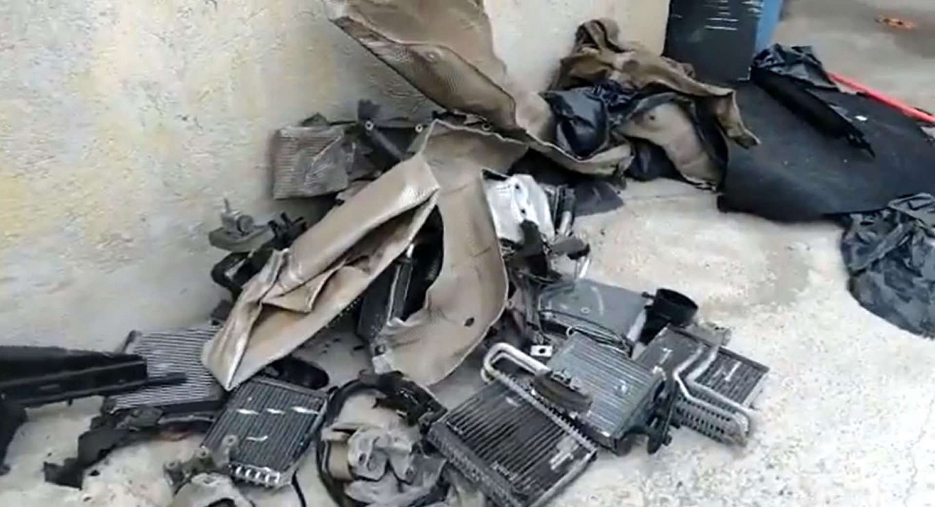 Várias peças de carros foram encontradas  - Divulgação / Polícia Militar