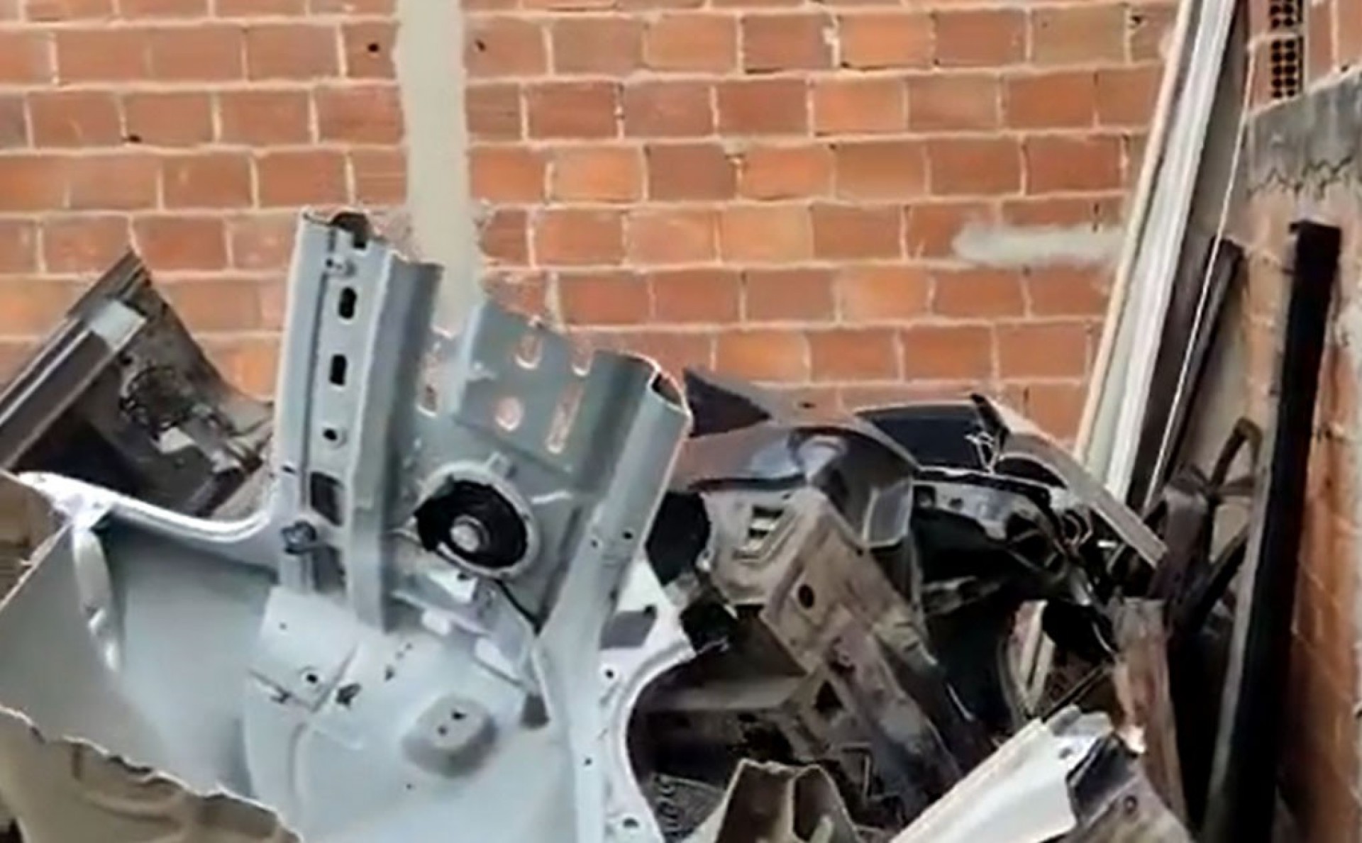 Várias peças de carros foram encontradas  - Divulgação / Polícia Militar