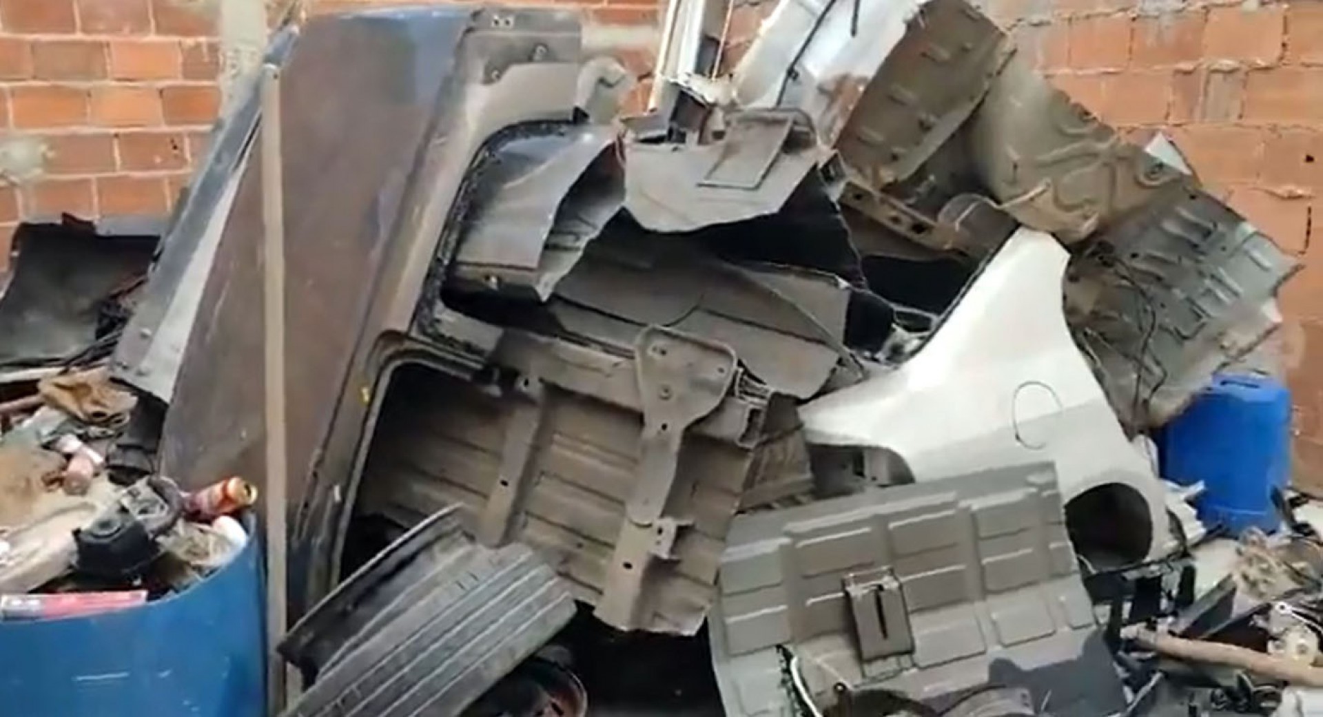 Várias peças de carros foram encontradas  - Divulgação / Polícia Militar