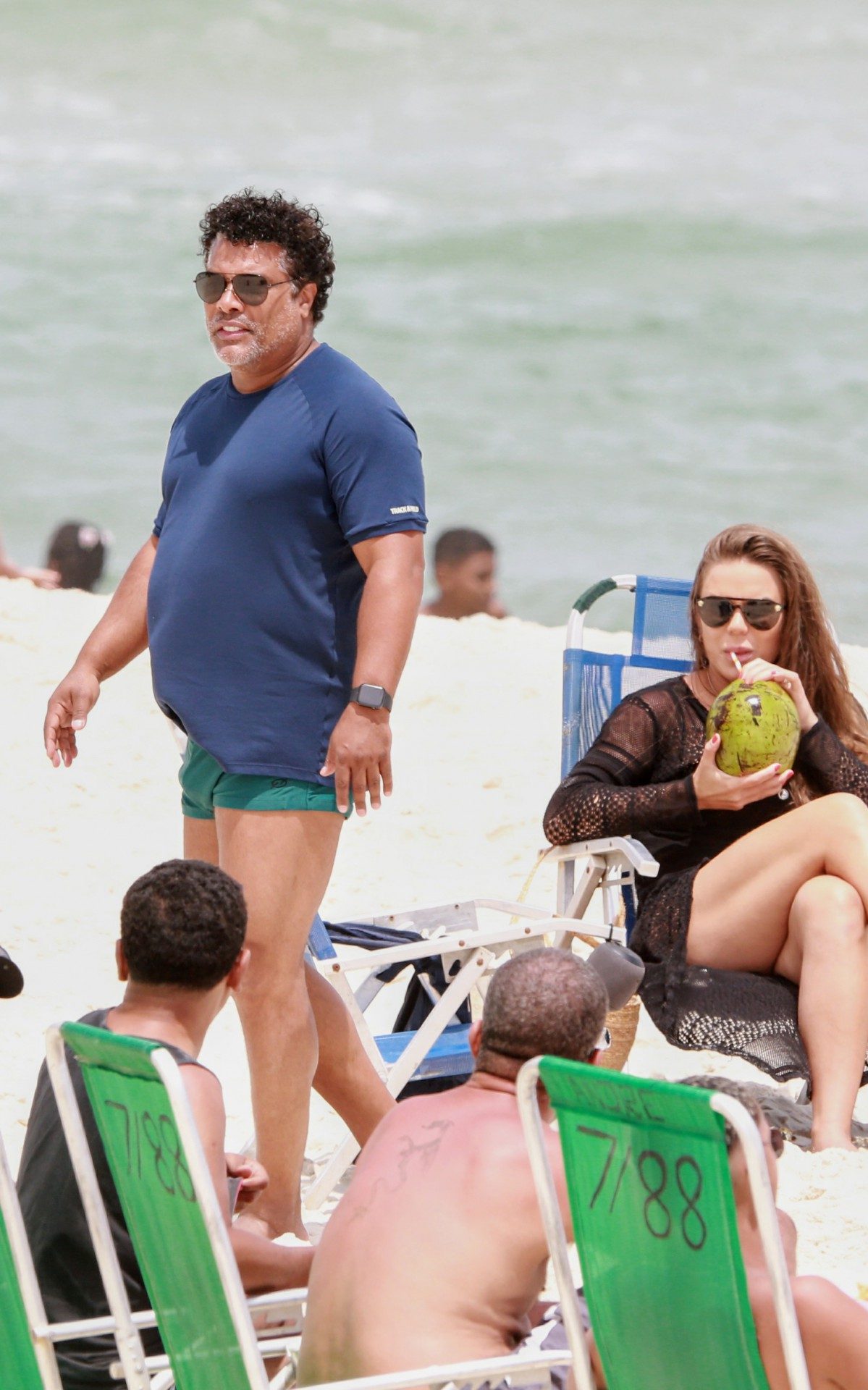 Roberto de Assis curte praia com a mulher e a filha