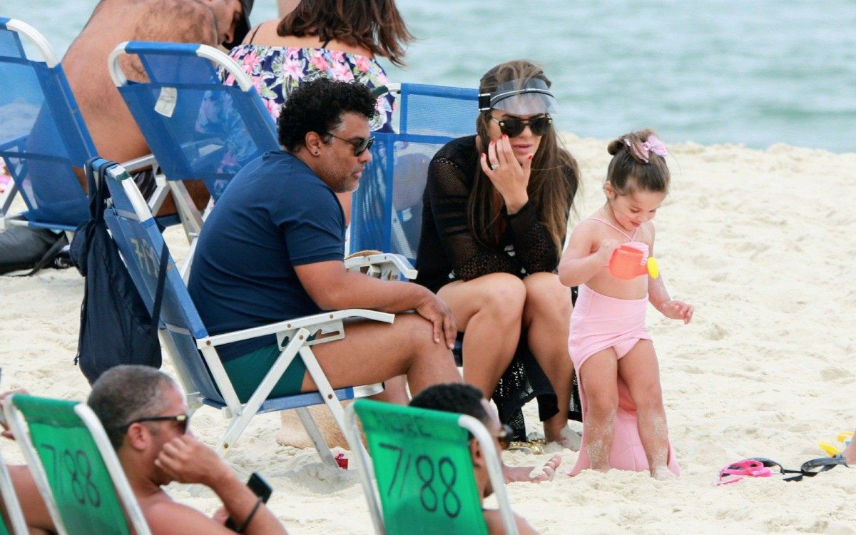 Roberto de Assis curte praia com a mulher e a filha