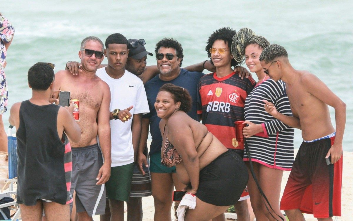 Roberto de Assis posa com fãs na praia