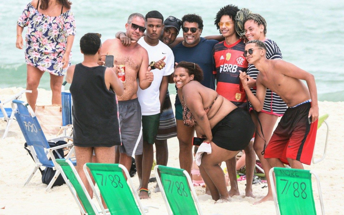 Roberto de Assis posa com fãs na praia