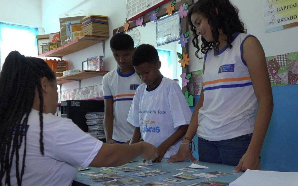 Crianças e adolescentes com deficiência auditiva durante uma aula - Divulgação