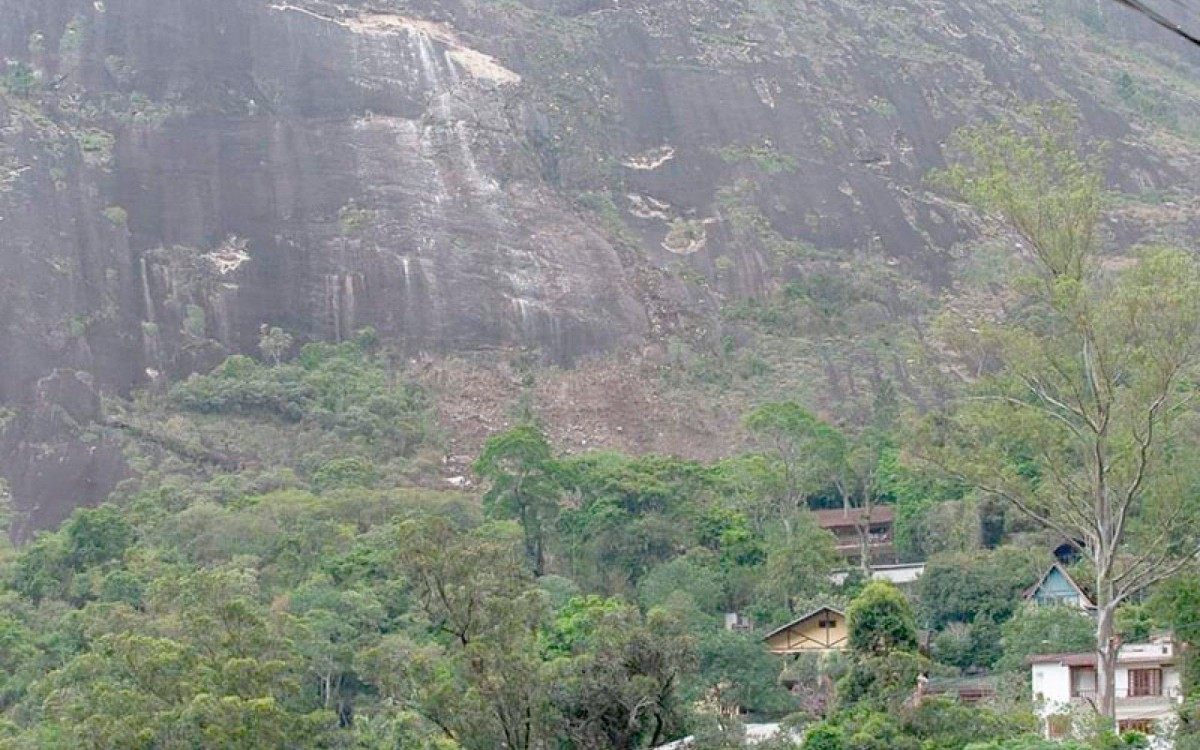 Pedras rolaram da montanha no Vale dos Esquilos; Sete casas tiveram que ser desocupadas pela Defesa Civil