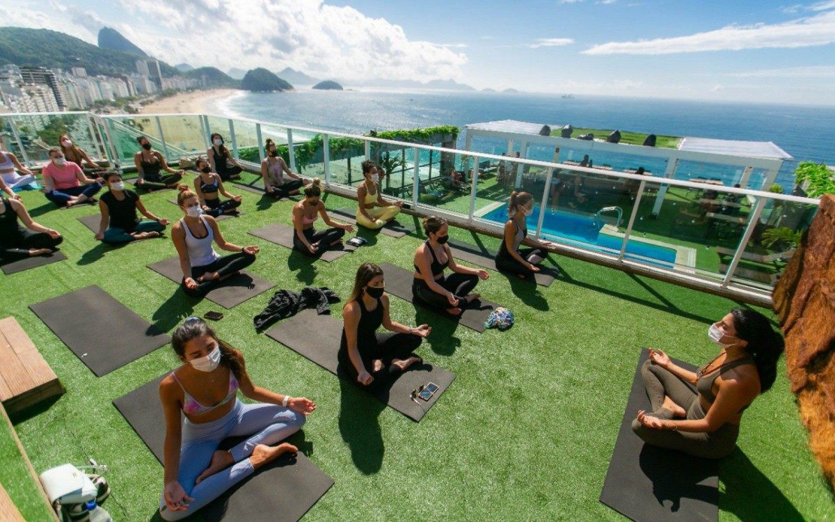 Hotel em Copacabana oferece aulas de yoga e meditação em terraço