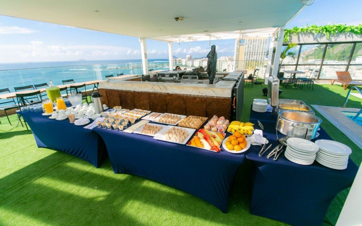 Hotel em Copacabana oferece aulas de yoga e meditação em terraço