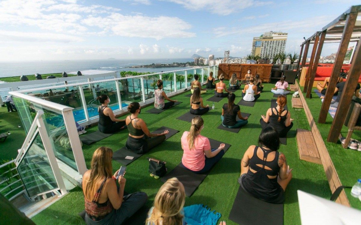 Hotel em Copacabana oferece aulas de yoga e meditação em terraço