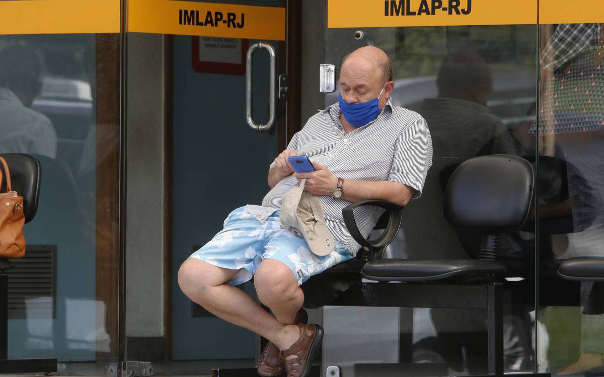 Rio de Janeiro - RJ  - 26/10/2020 - Policia - Motorista e morto a tiros na Linha Amarela quando voltava de evento de carros. Marco Andre de Paula, de 24 anos, foi atingido na cabe&ccedil;a e morreu no local, na altura da saida 3 da via, no Engenho de Dentro, zona norte do Rio - Na foto, Modesto Lacerda Pimentel, avo  da vitima no IML, na Av. Francisco Bicalho, centro do Rio -  Foto Reginaldo Pimenta / Agencia O Dia