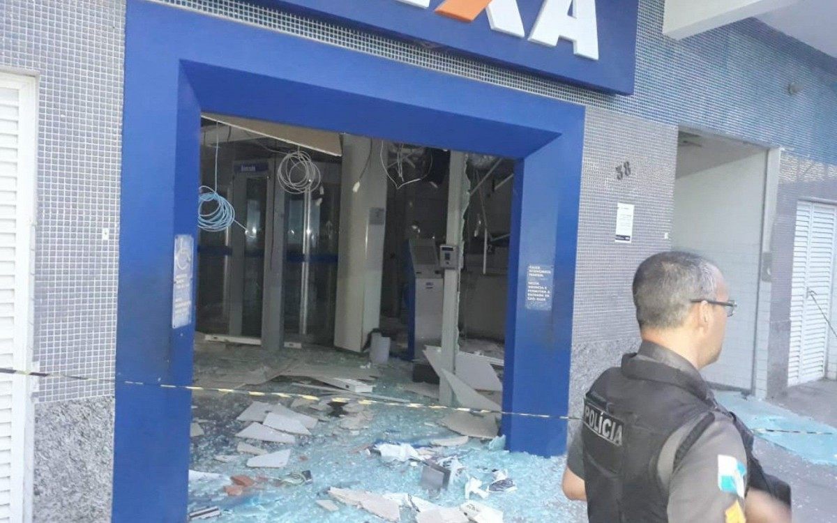 Bandidos explodem ag&ecirc;ncia banc&aacute;ria em Japeri - WhatsApp O DIA: (21) 98762-8248 