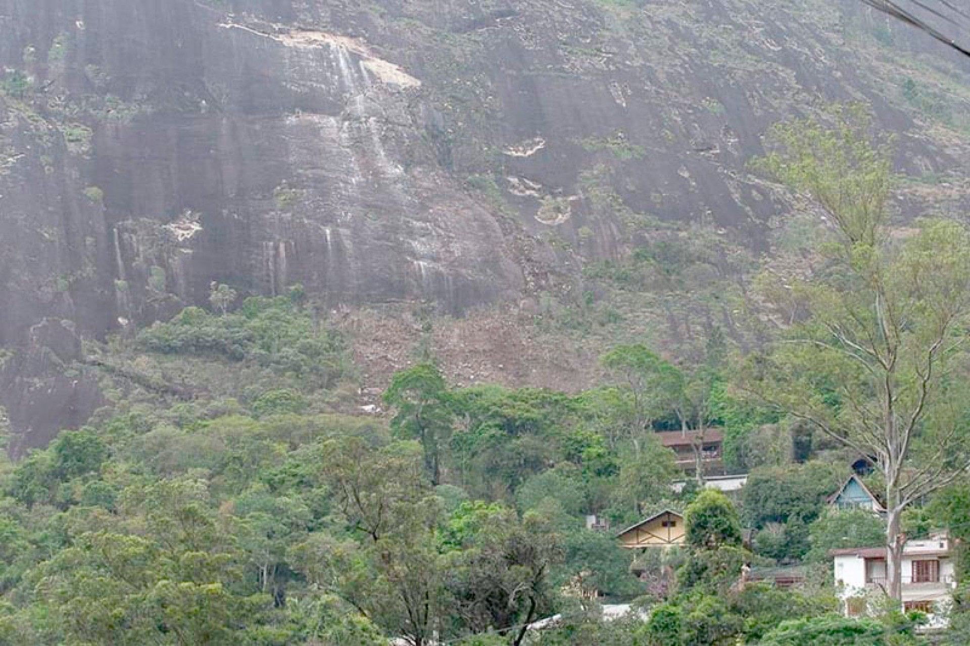 Pedras rolaram da montanha no Vale dos Esquilos; Sete casas tiveram que ser desocupadas pela Defesa Civil - Reprodu&ccedil;&atilde;o
