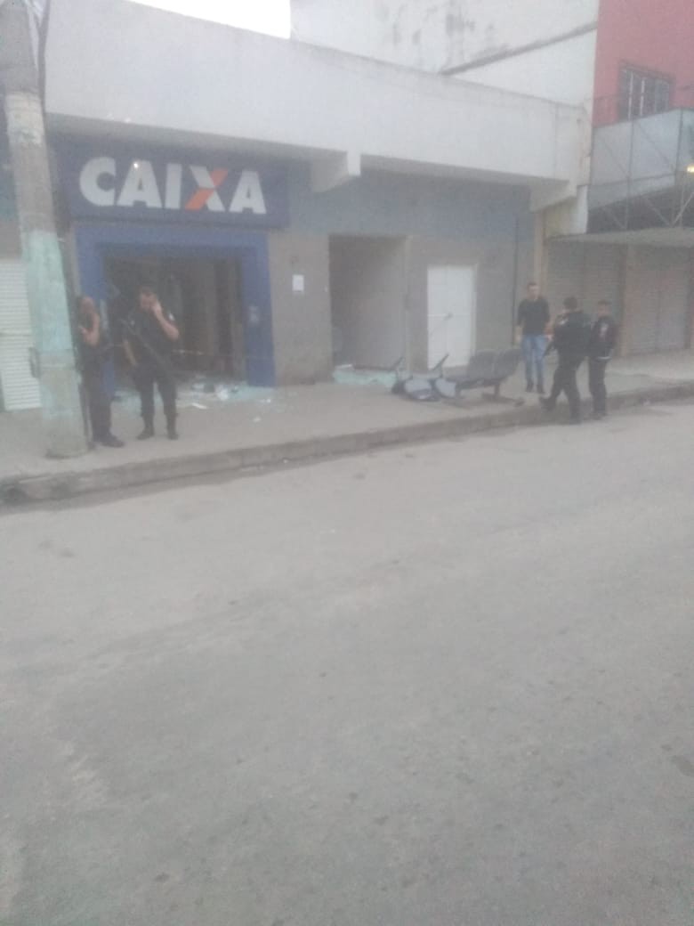Bandidos explodem agência bancária em Japeri - WhatsApp O DIA: (21) 98762-8248 