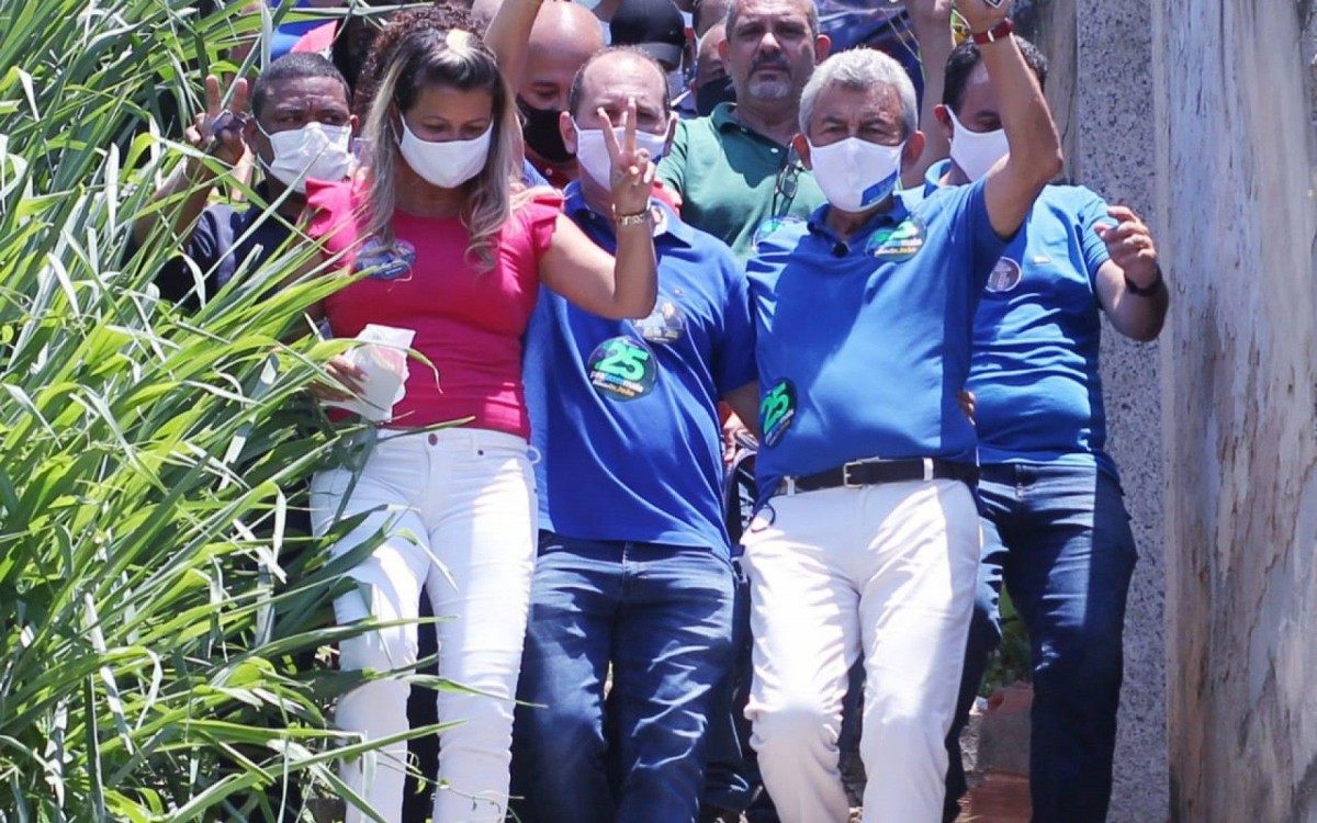 Candidato &agrave; reelei&ccedil;&atilde;o para prefeito percorreu ruas da Pra&ccedil;a da Bandeira e da Comunidade Bela Vista, nesta ter&ccedil;a-feira (27) - Divulga&ccedil;&atilde;o/Facebook