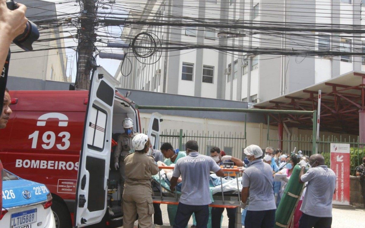 Paciente são transferidos para outras unidades de saúde - Reginaldo Pimenta / Agência O Dia 