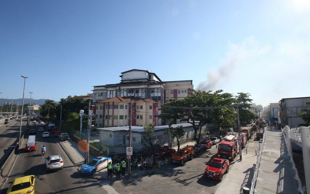 Bombeiros foram acionados para os primeiros sinais de fumaça no HFB, às 9h50 de ontem. A PM interditou a pista lateral da Avenida Brasil - Fotos: Daniel Castelo Branco