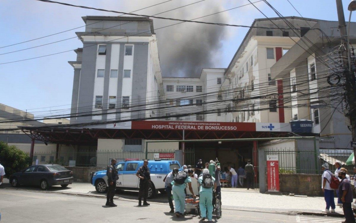 Pacientes são retirados de prédio no dia do incêndio no Hospital Federal de Bonsucesso - Reginaldo Pimenta