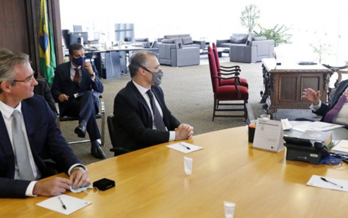 Ministro Luís Roberto Barroso, recebeu o ministro da Justiça, André Mendonça, e o diretor-geral da Polícia Federal, Rolando Alexandre, para apresentarem detalhes da Operação Eleições Limpas 2020 - Divulgação 