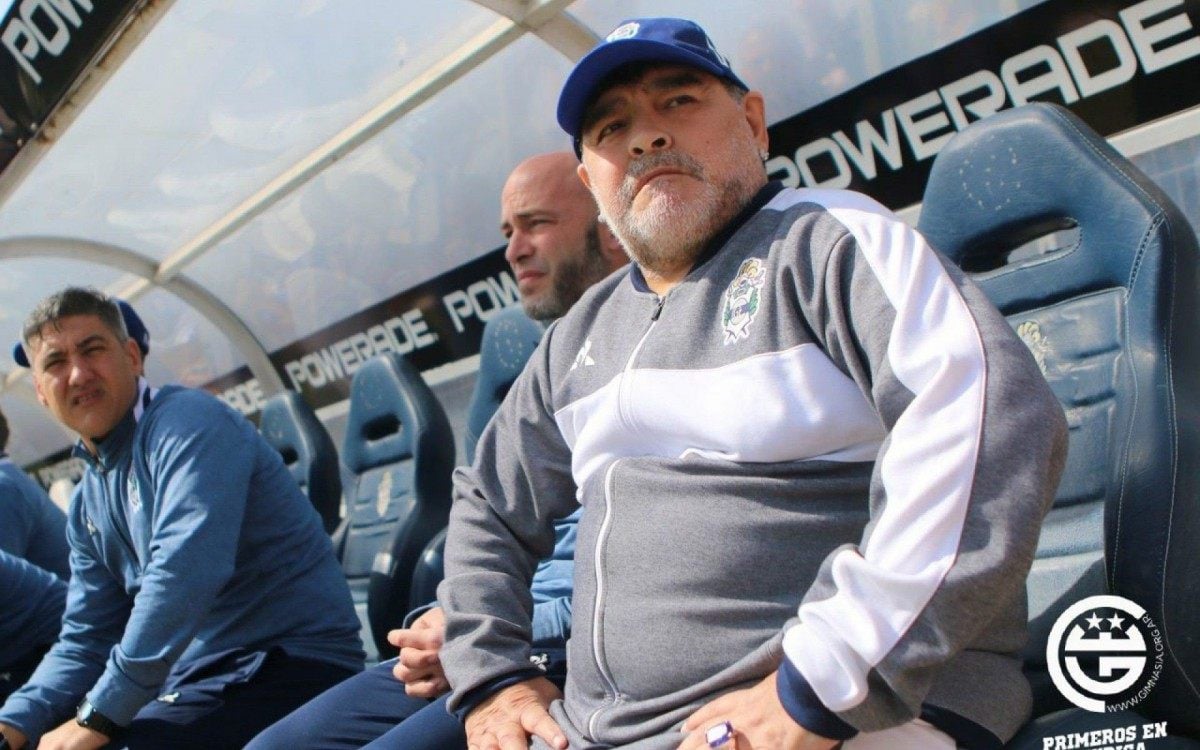 Maradona foi internado algumas vezes por conta da dependência química - DivulgaÇÃO/Gimnasia y Esgrima 