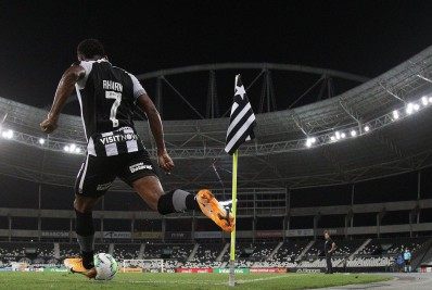 Negociado com o futebol polonês, Rhuan se despede do Botafogo nas redes sociais