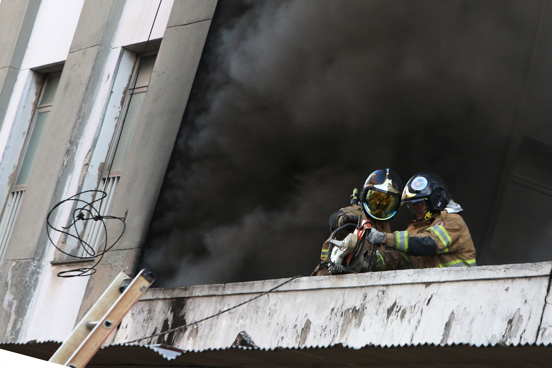 Homens de 13 quartéis trabalharam no combate às chamas e tiveram auxílio de cadetes da escola de bombeiros   - Daniel Castelo Branco
