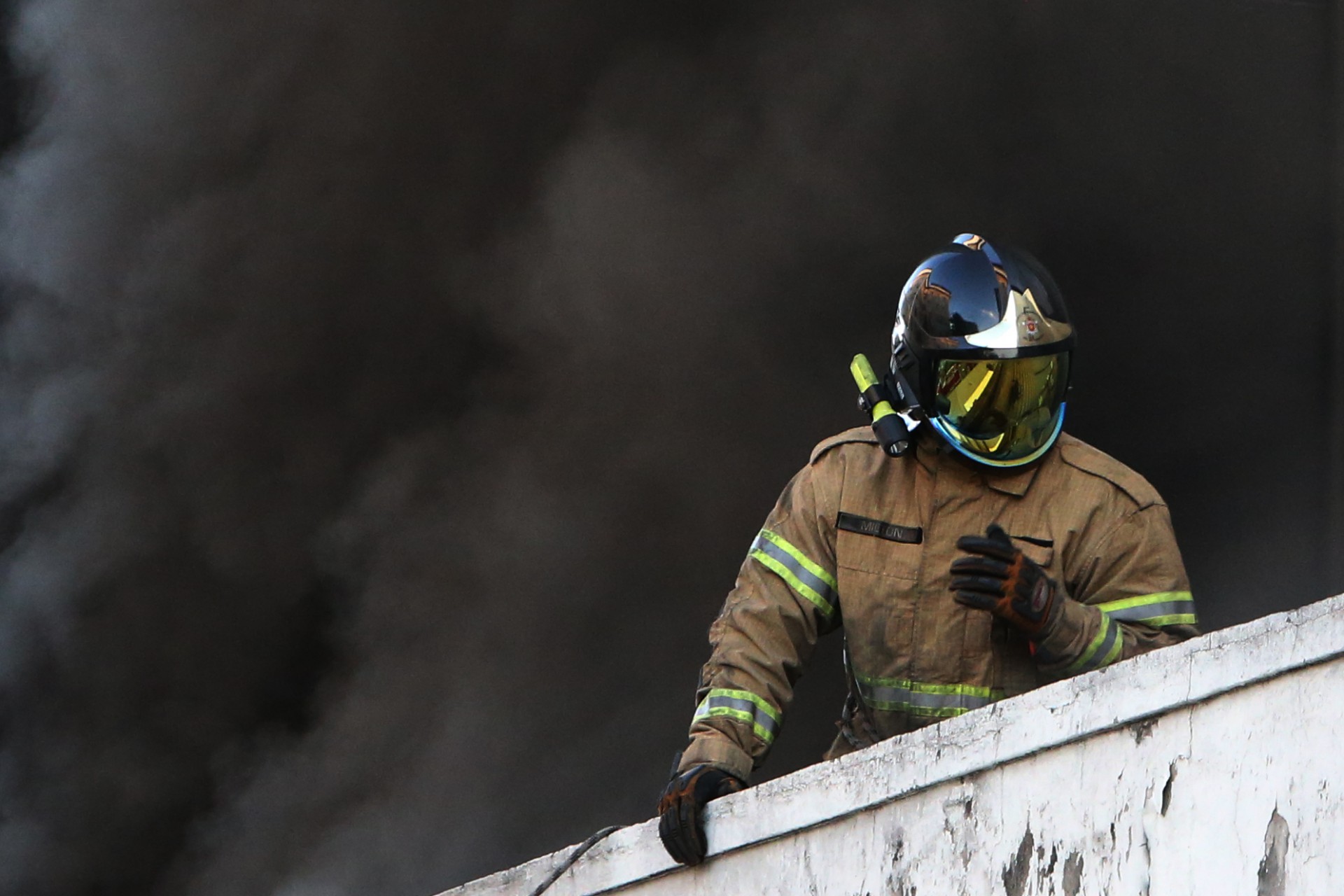 Incendio no Hospital Federal de Bonsucesso. Bombeiros cerrando o teto do local.  - Daniel Castelo Branco / Agência O Dia