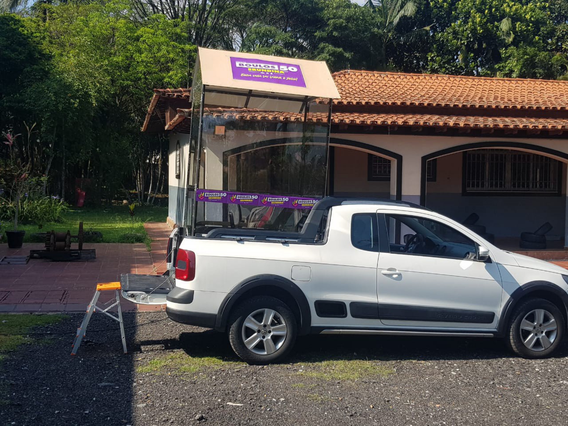 Campanha de Guilherme Boulos (PSOL) à prefeitura de São Paulo criou um carro para que a vice Luiza Erundina pudesse participar de atos na rua - Divulgação