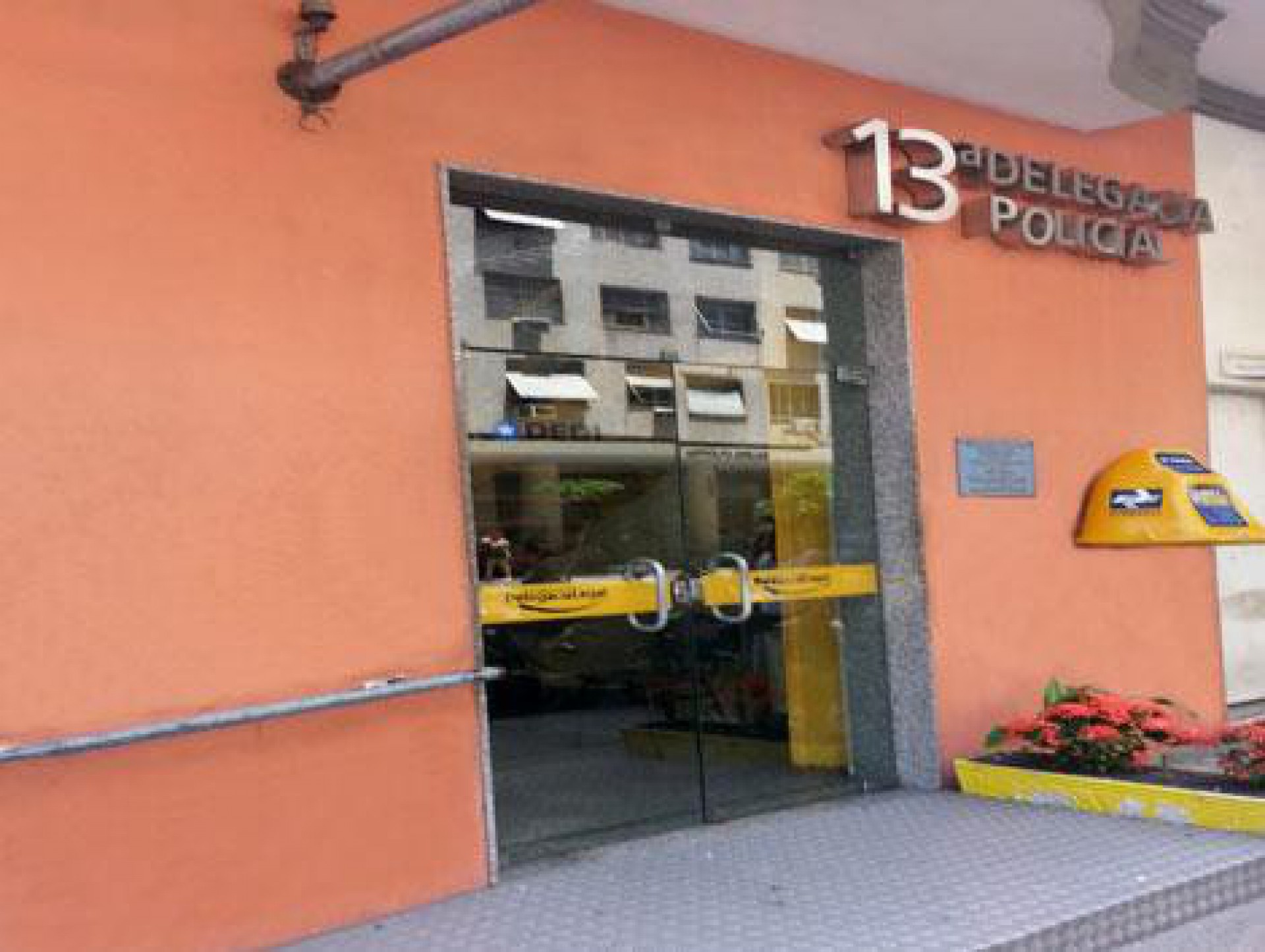 Pol&iacute;cia prende americano e brasileira suspeitos de prostituir adolescente na Zona Sul