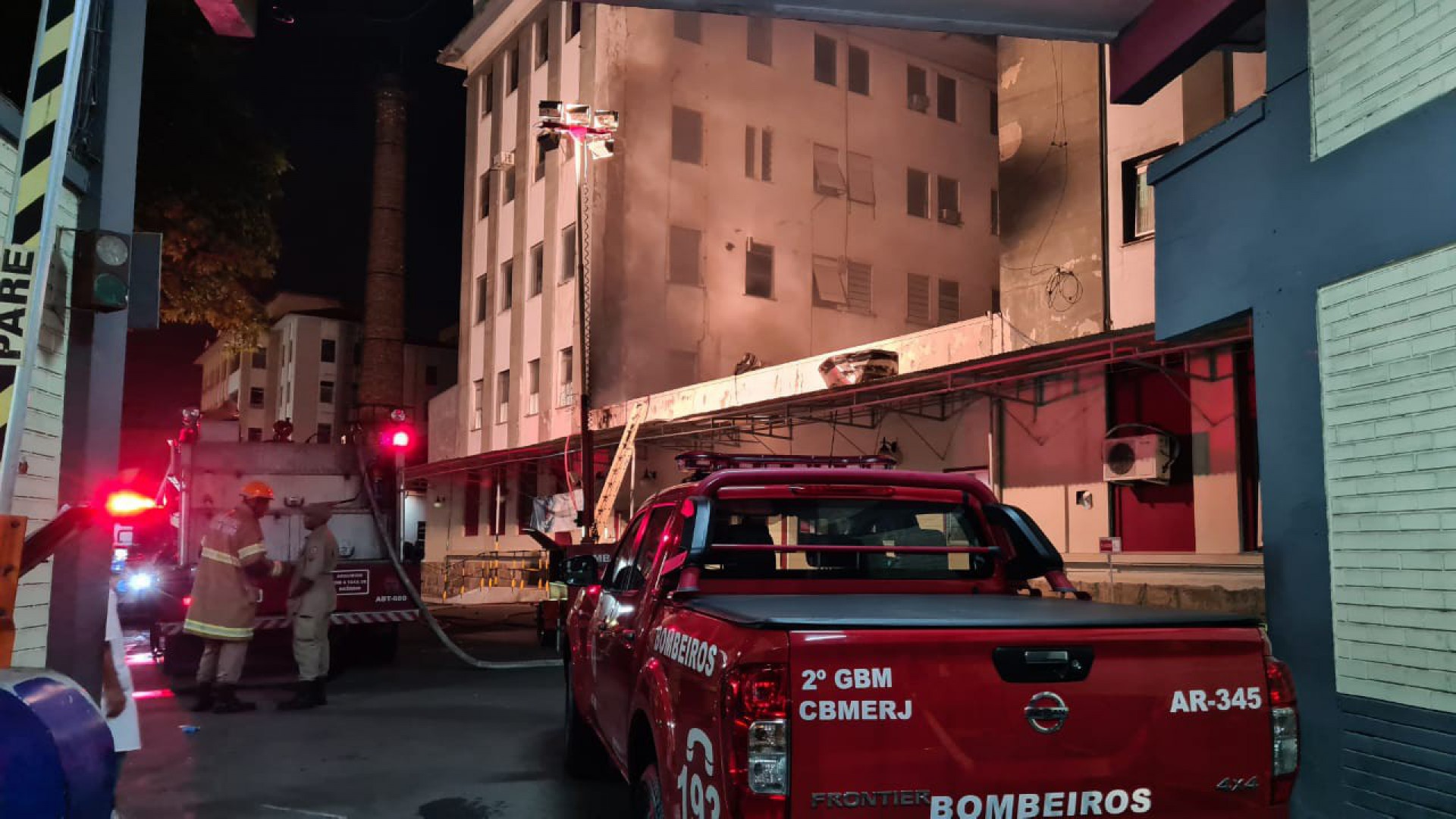 Bombeiros passaram toda a noite e madrugada no trabalho de rescaldo - Aline Cavalcante / Agência O Dia