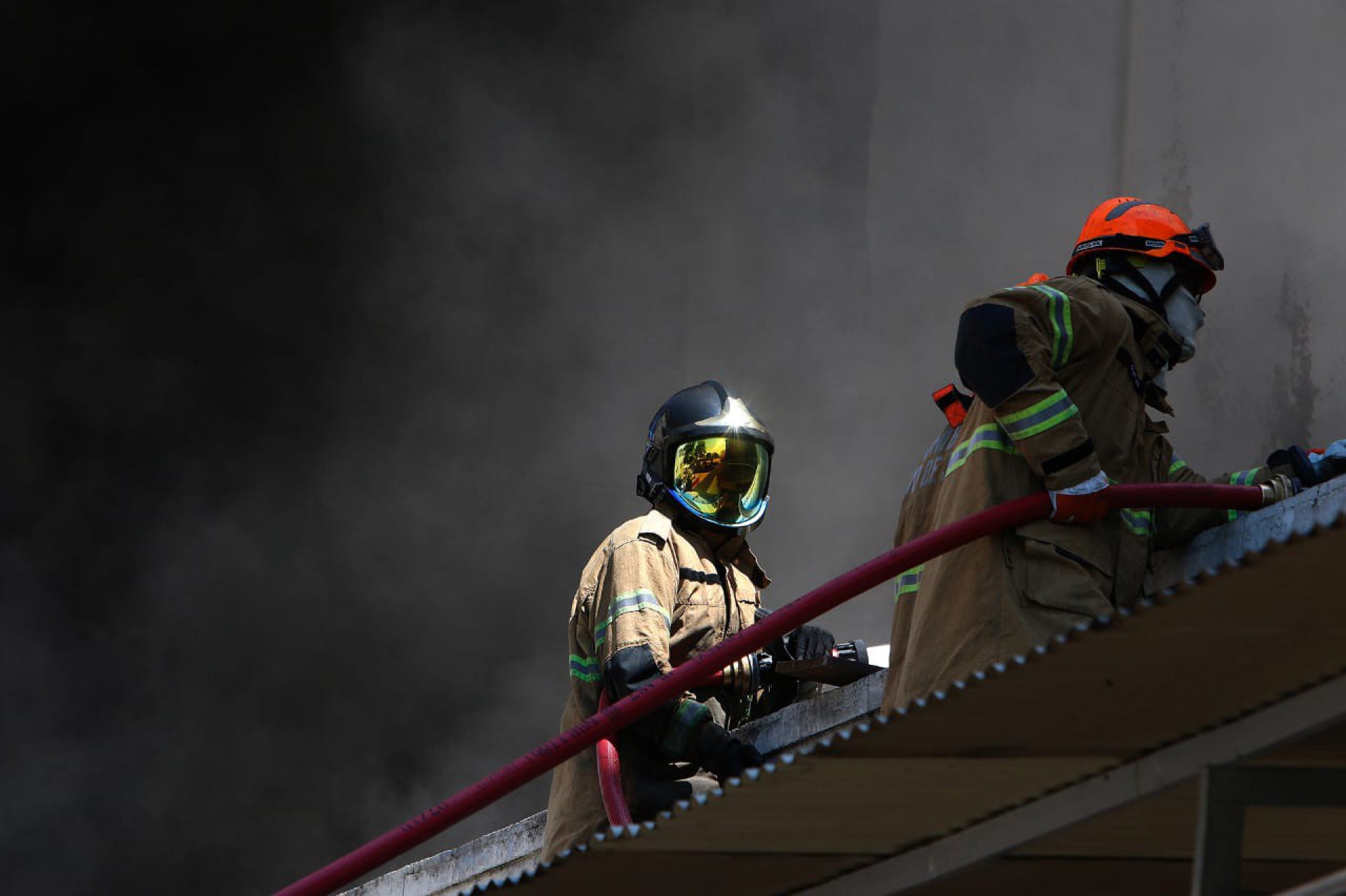 Bombeiros combatem fogo no Hospital Federal de Bonsucesso - Daniel Castelo Branco / Agência O Dia