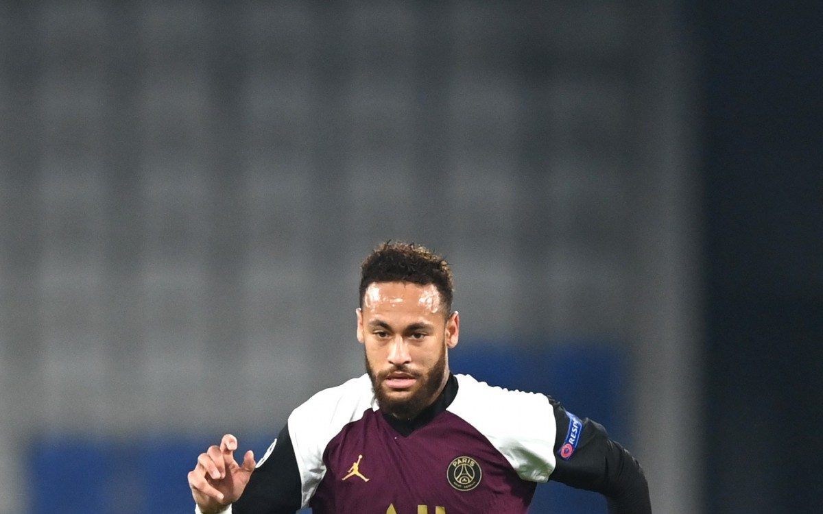 Paris Saint-Germain's Brazilian forward Neymar runs with the ball during the UEFA Champions League Group H football match between Istanbul Basaksehir FK and Paris Saint-Germain's, on October 28, 2020, at the Basaksehir Fatih Terim stadium in Istanbul. (Photo by OZAN KOSE / AFP)