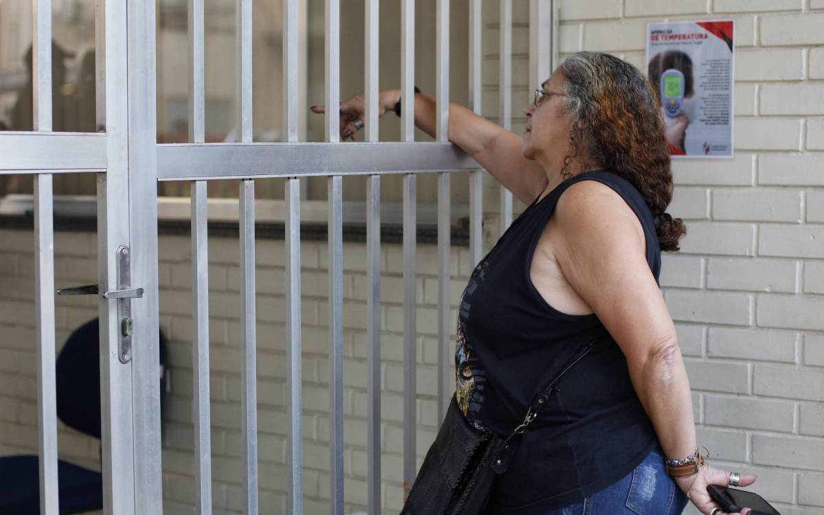 Rita Cássia em busca de noticias do pai, um idos de 93 anos que estava internado no hospital federal - Luciano Belford/Agencia O Dia