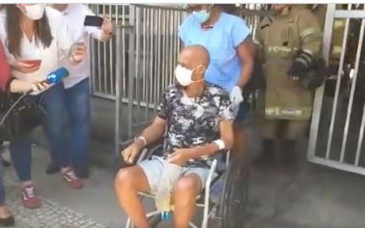 Aposentado deixa Hospital Federal de Bonsucesso