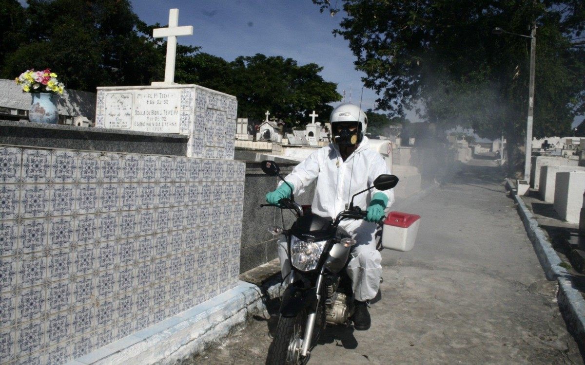 A Vigilância Ambiental também intensificou as ações de prevenção a doenças causadas pelo mosquito Aedes aegypti, já que é comum as pessoas reverenciarem seus entes queridos com vasos de flores - Divulgação